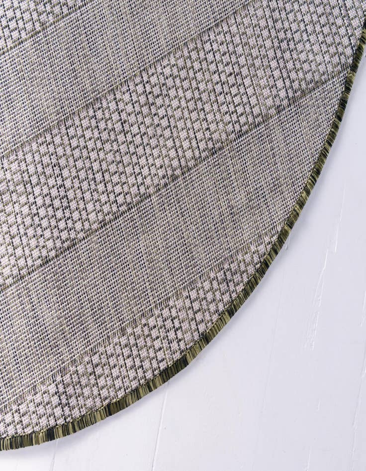 Detail image of 7' 10 x 7' 10  Washable Striped Indoor / Outdoor Round Rug