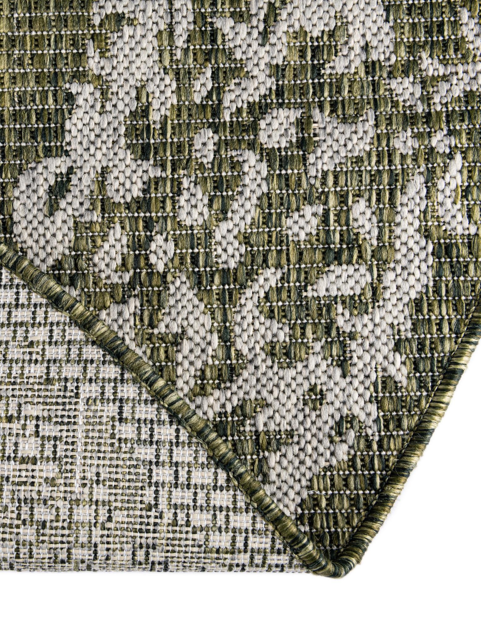 12' x 12' Easy-Clean Traditional Indoor / Outdoor Round Rug