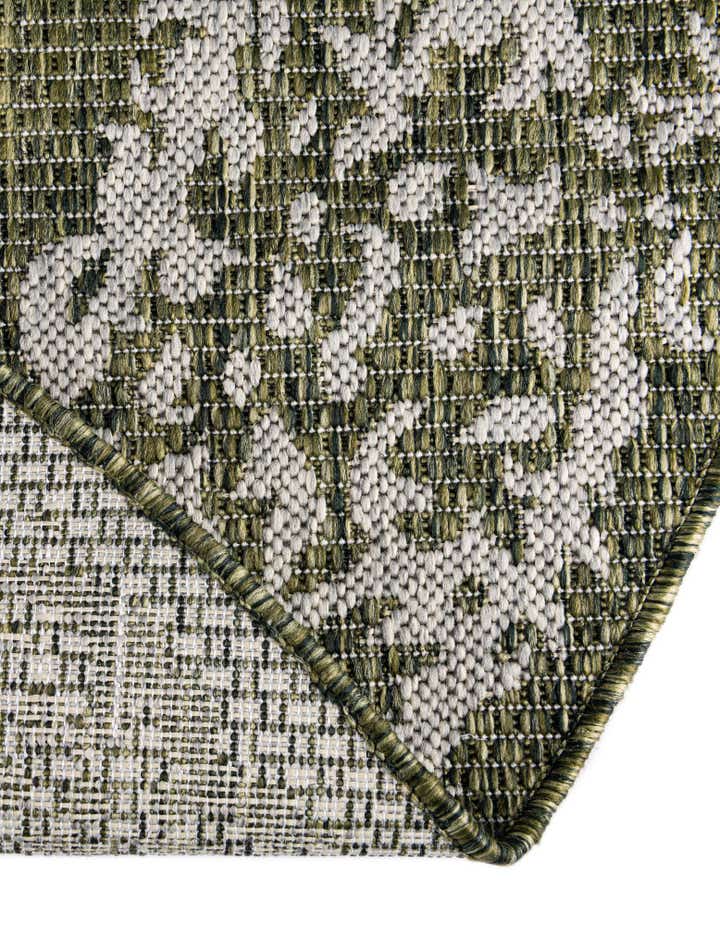 12' x 12' Easy-Clean Traditional Indoor / Outdoor Round Rug