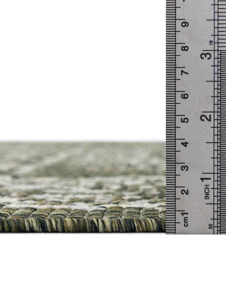 Detail image of 7' 10 x 7' 10  Washable Traditional Indoor / Outdoor Round Rug