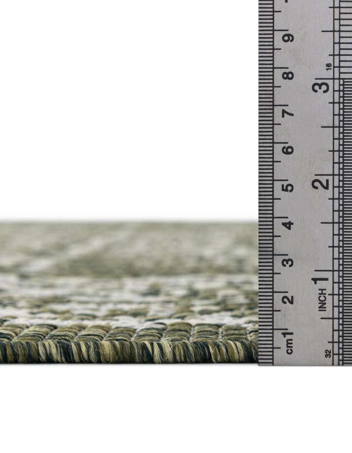 7' 10 x 7' 10 Easy-Clean Traditional Indoor / Outdoor Round Rug