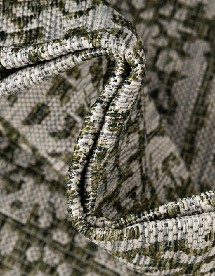 Detail image of 7' 10 x 7' 10  Washable Traditional Indoor / Outdoor Round Rug