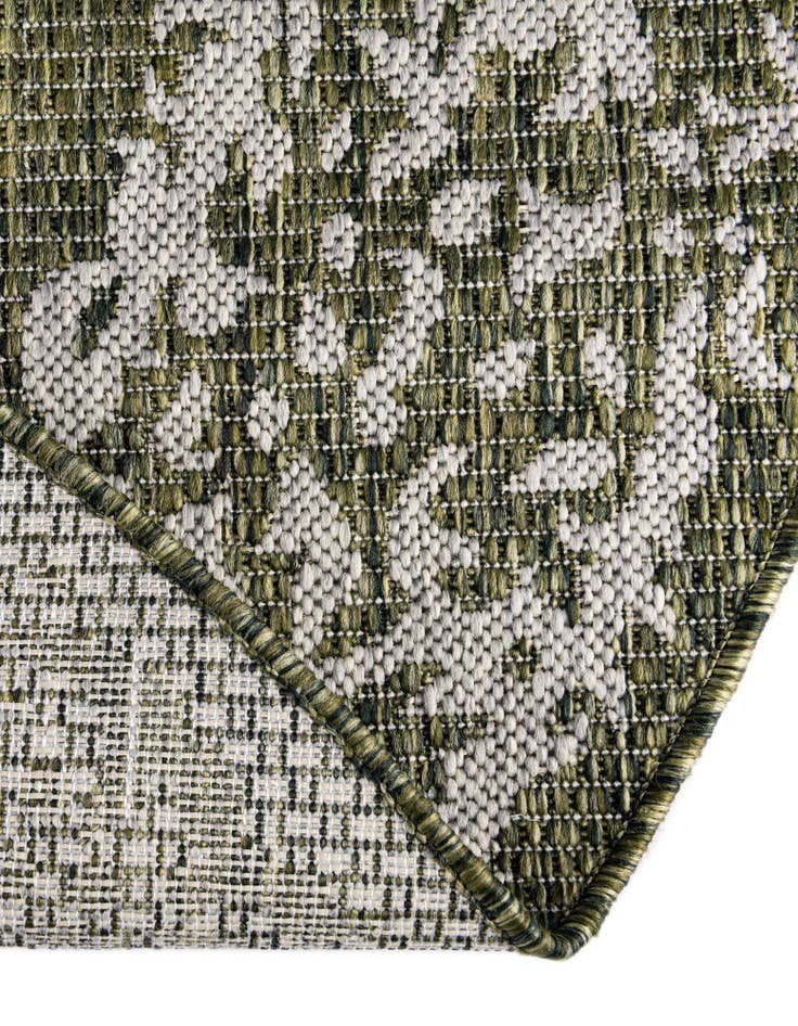 Detail image of 7' 10 x 7' 10  Washable Traditional Indoor / Outdoor Round Rug