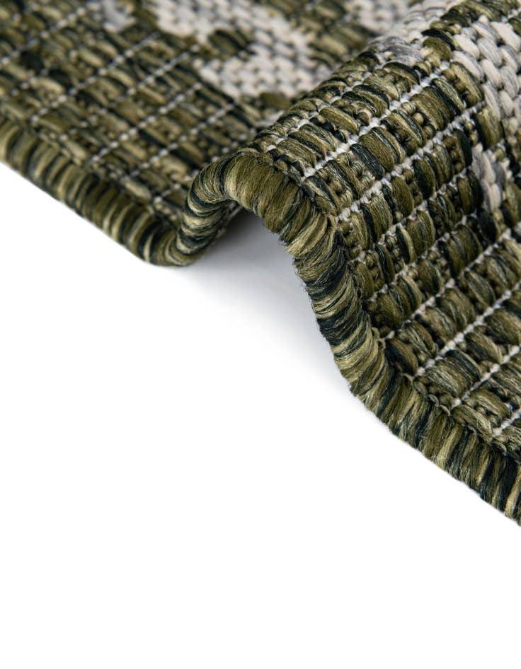 Detail image of 7' 10 x 7' 10  Washable Traditional Indoor / Outdoor Round Rug