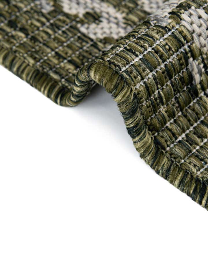 7' 10 x 7' 10 Easy-Clean Traditional Indoor / Outdoor Round Rug