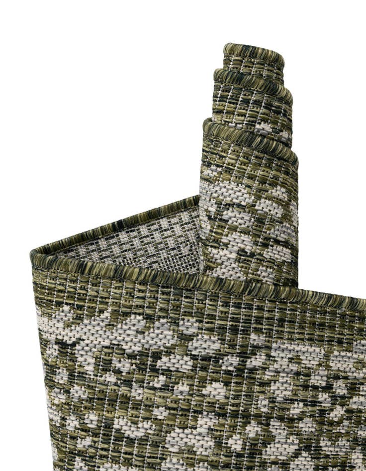 Detail image of 7' 10 x 7' 10  Washable Traditional Indoor / Outdoor Round Rug