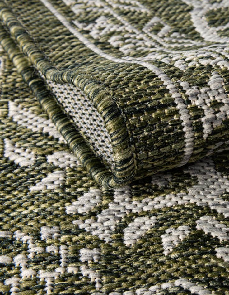 Detail image of 4' x 4'  Washable Traditional Indoor / Outdoor Round Rug