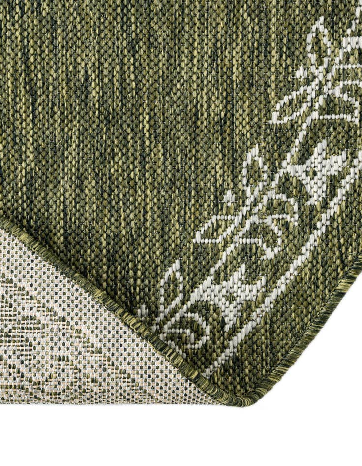 Detail image of 4' x 4'  Washable Traditional Indoor / Outdoor Round Rug