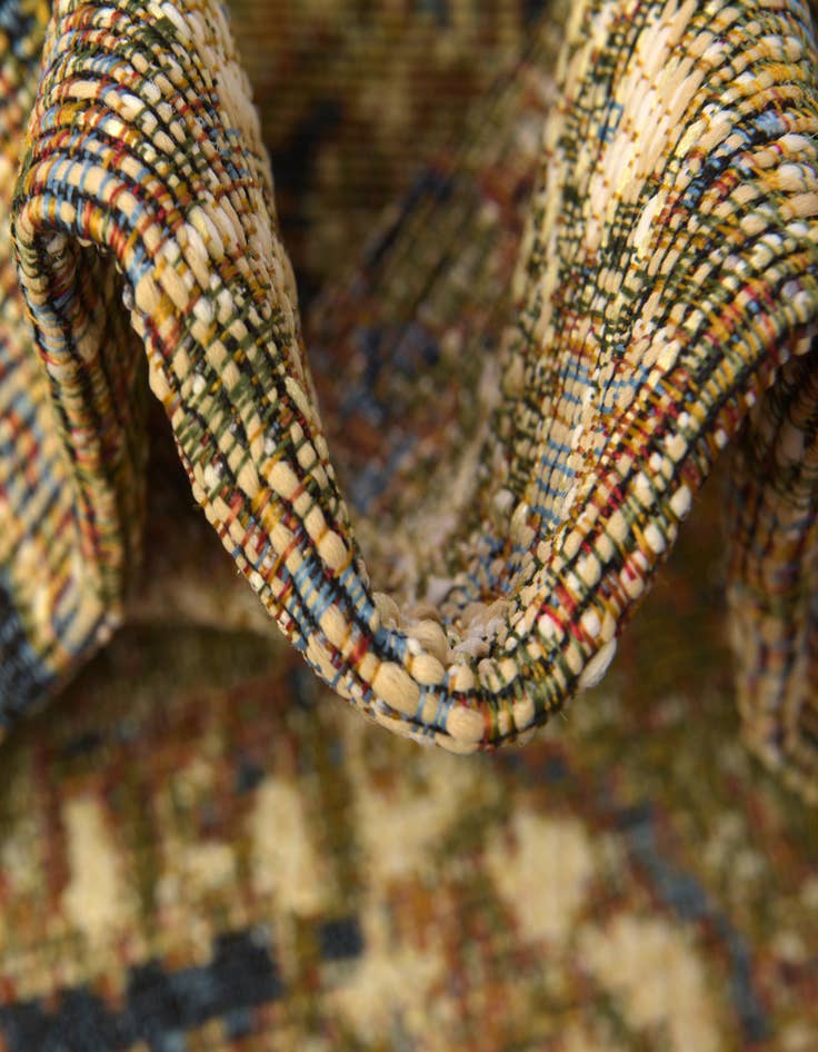 Detail image of 7' 10 x 7' 10  Washable Traditional Indoor / Outdoor Round Rug