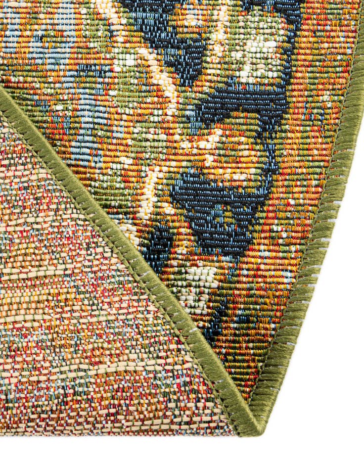 Detail image of 7' 10 x 7' 10  Washable Traditional Indoor / Outdoor Round Rug