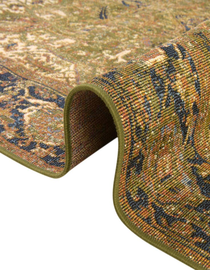 Detail image of 7' 10 x 7' 10  Washable Traditional Indoor / Outdoor Round Rug