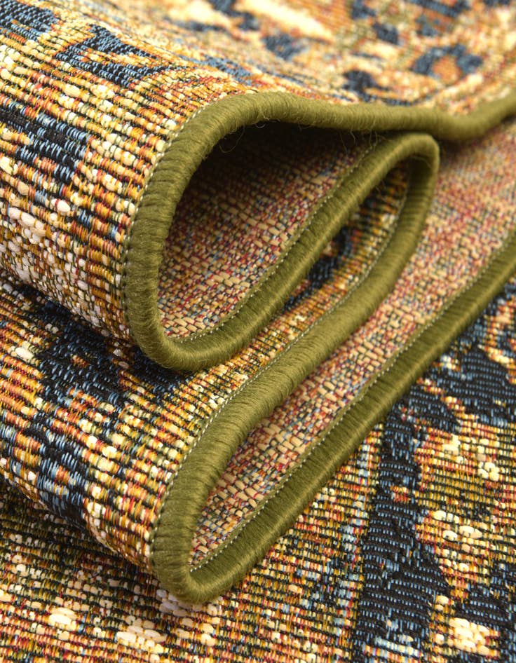 Detail image of 7' 10 x 7' 10  Washable Traditional Indoor / Outdoor Round Rug