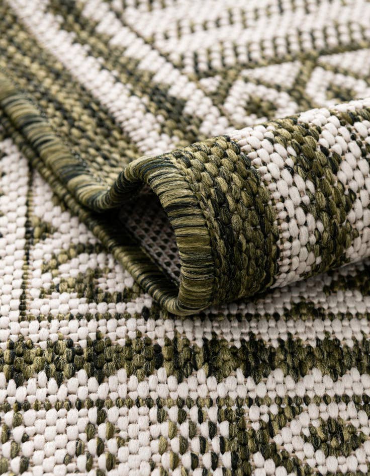 Detail image of 13' x 13'  Washable Traditional Indoor / Outdoor Round Rug