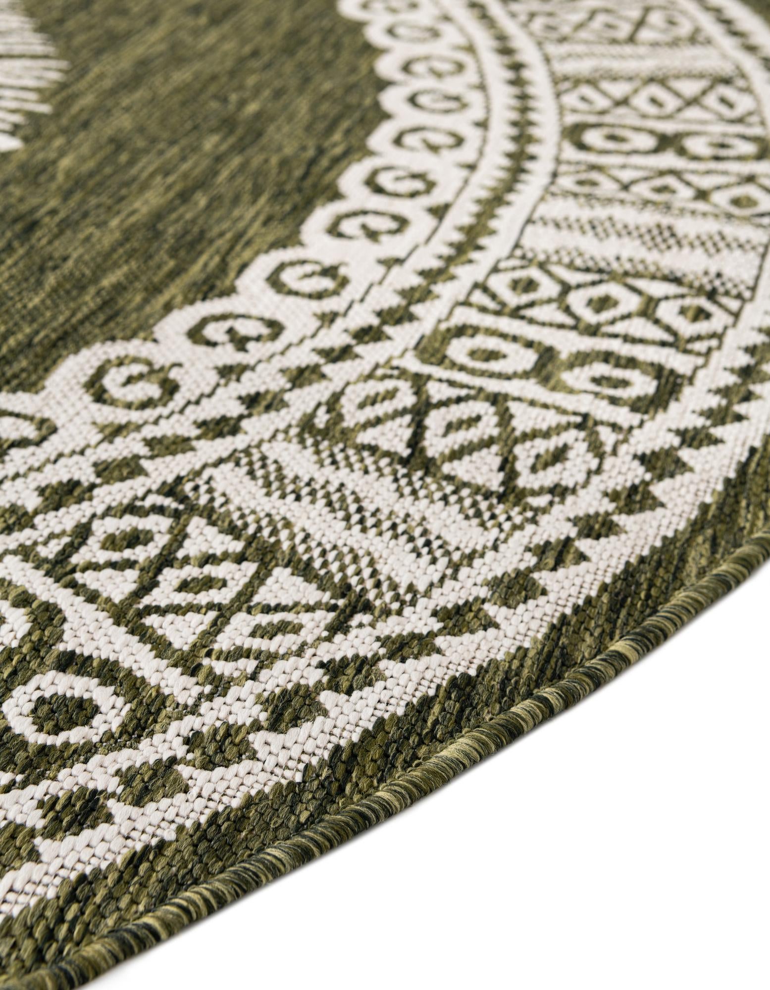 12' x 12' Easy-Clean Traditional Indoor / Outdoor Round Rug