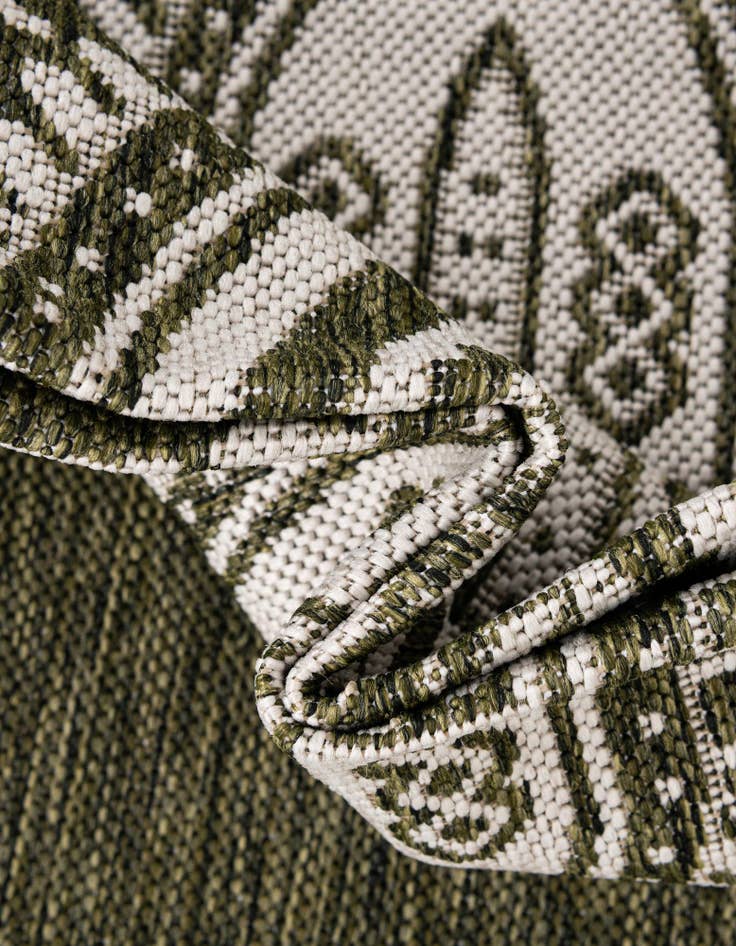 Detail image of 13' x 13'  Washable Traditional Indoor / Outdoor Round Rug