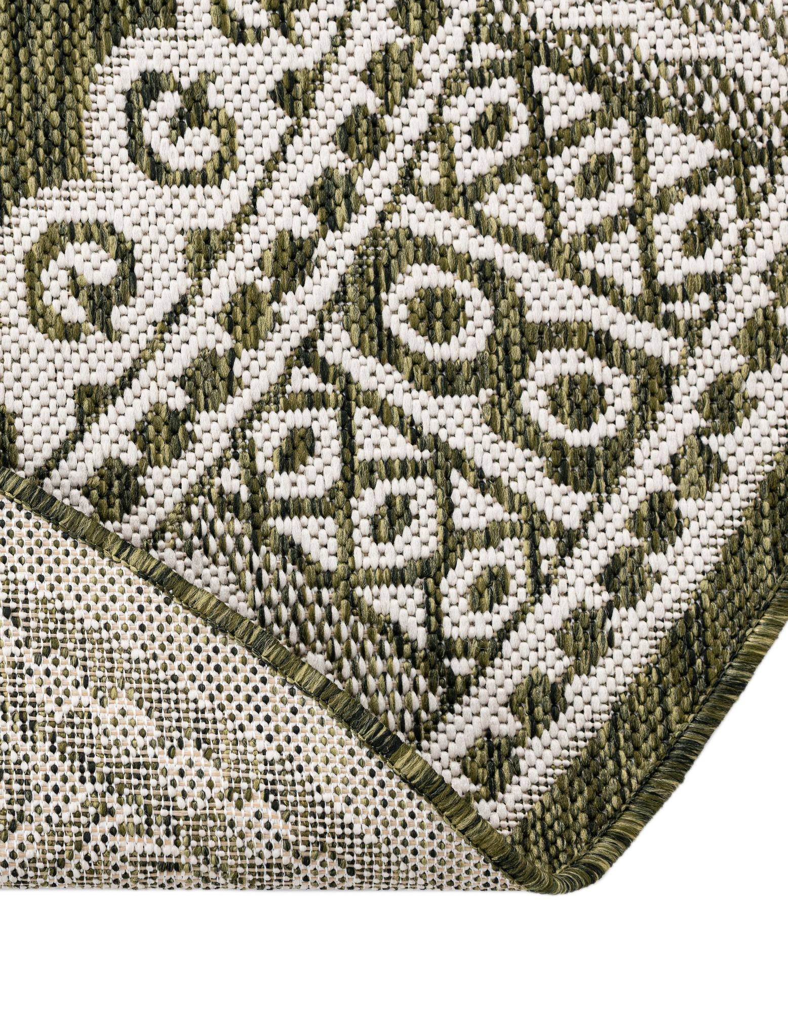 12' x 12' Easy-Clean Traditional Indoor / Outdoor Round Rug