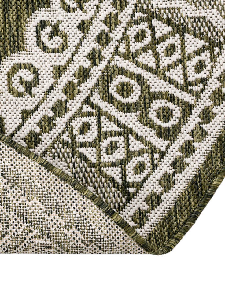Detail image of 13' x 13'  Washable Traditional Indoor / Outdoor Round Rug