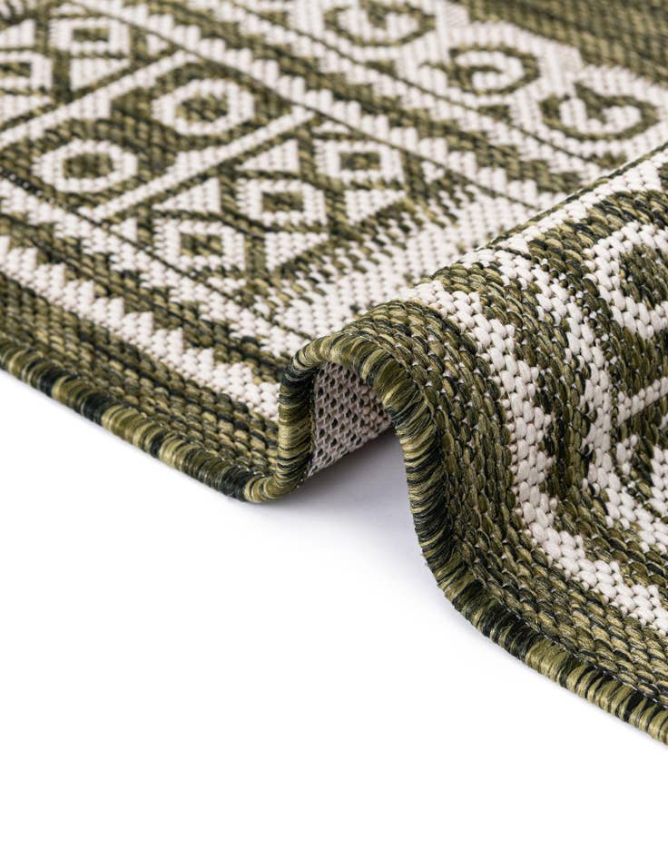 Detail image of 13' x 13'  Washable Traditional Indoor / Outdoor Round Rug