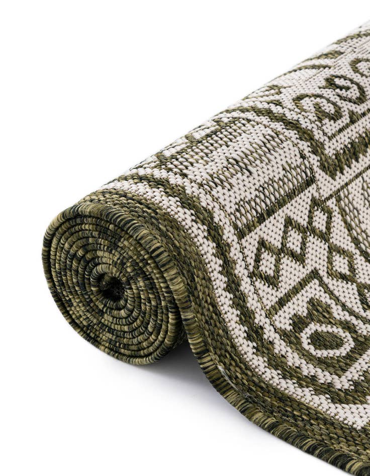 Detail image of 13' x 13'  Washable Traditional Indoor / Outdoor Round Rug