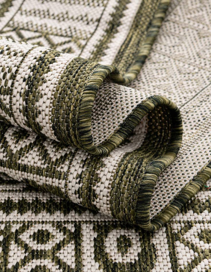 Detail image of 13' x 13'  Washable Traditional Indoor / Outdoor Round Rug