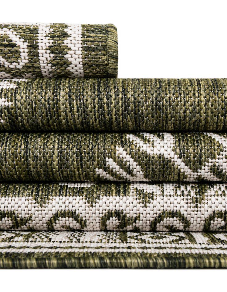 Detail image of 13' x 13'  Washable Traditional Indoor / Outdoor Round Rug