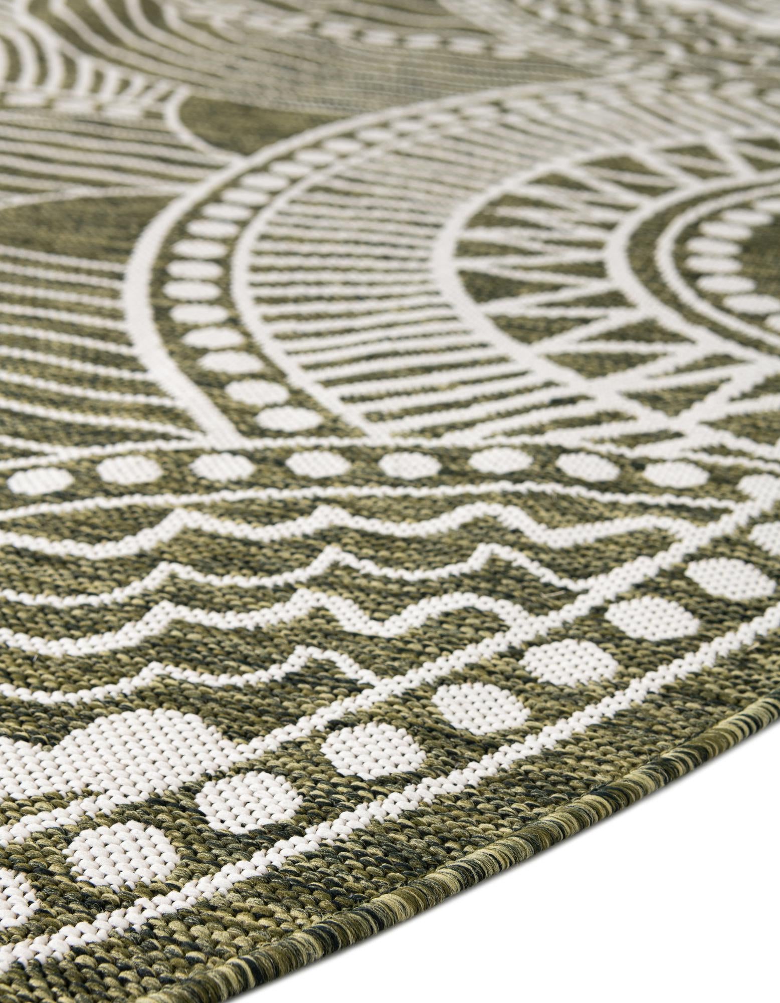 12' x 12' Easy-Clean Traditional Indoor / Outdoor Round Rug