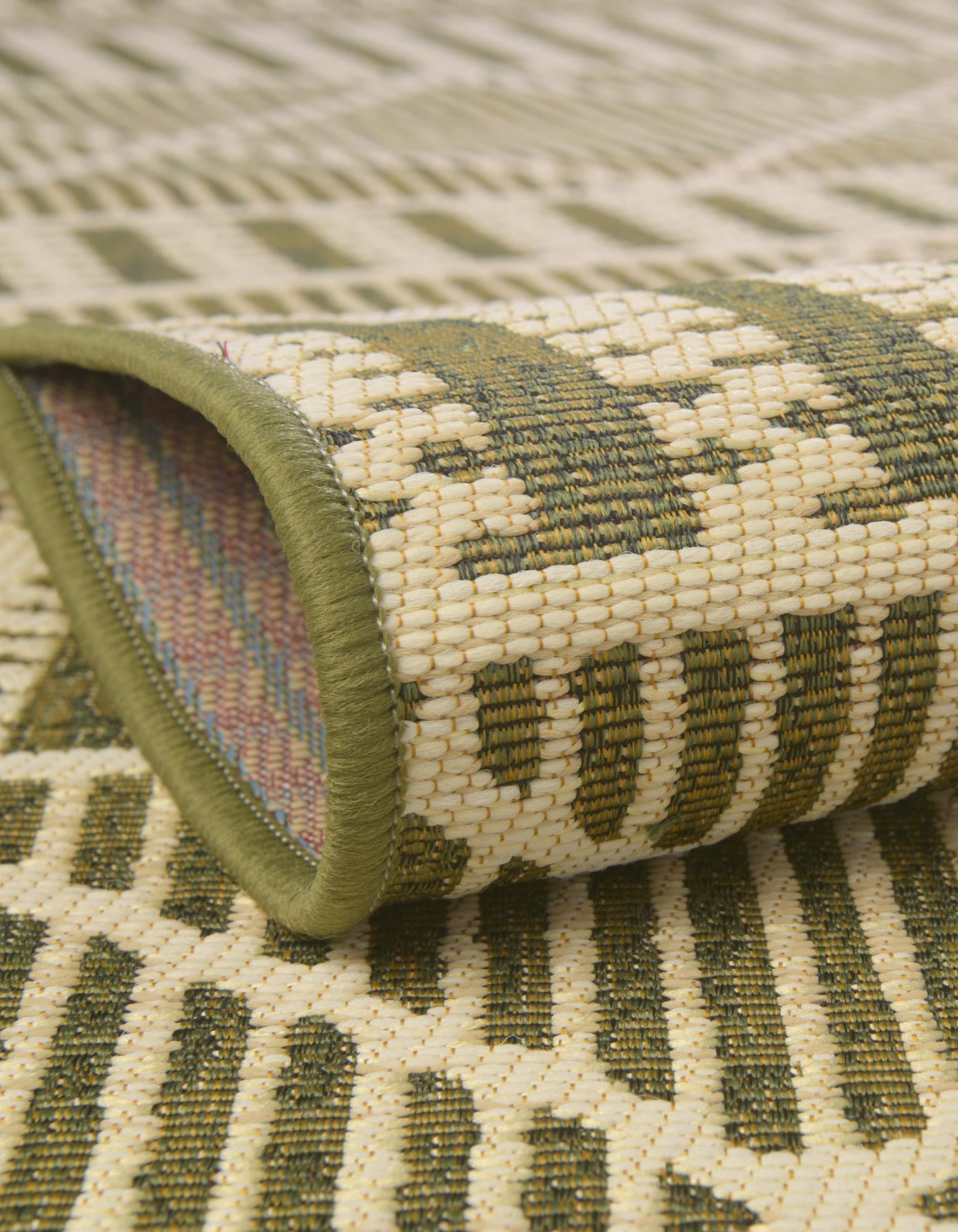 7' 10 x 7' 10 Easy-Clean Trellis Indoor / Outdoor Round Rug
