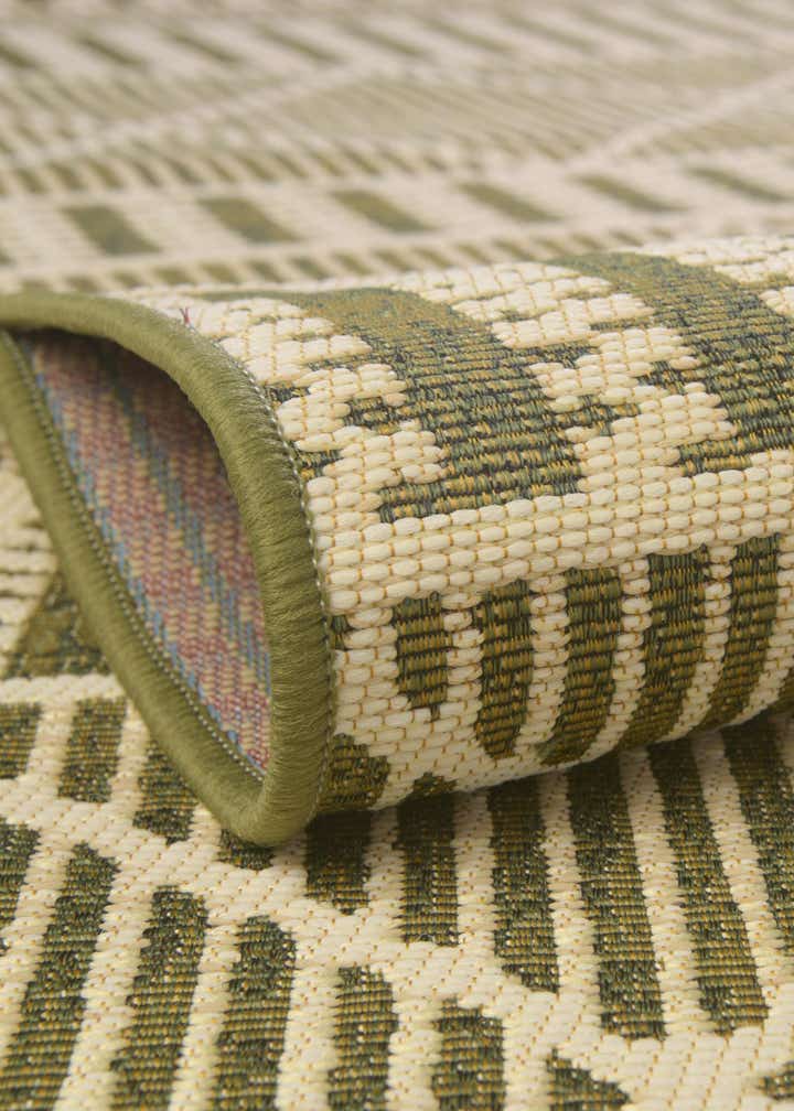 7' 10 x 7' 10 Easy-Clean Trellis Indoor / Outdoor Round Rug