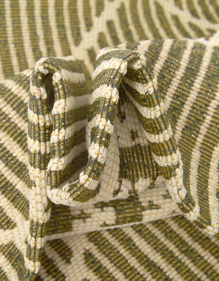 Detail image of 7' 10 x 7' 10 Easy-Clean Trellis Indoor / Outdoor Round Rug