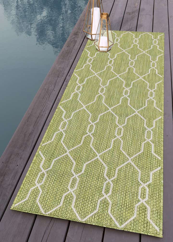 2' x 6' Easy-Clean Lattice Indoor / Outdoor Runner Rug