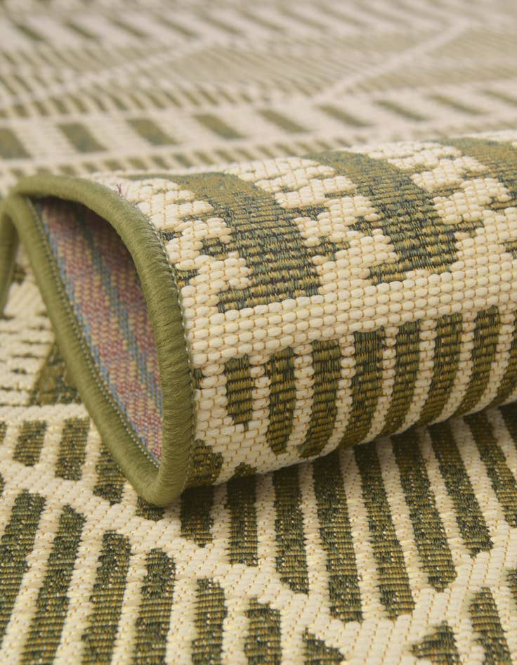 Detail image of 2' 7 x 5' 3  Washable Trellis Indoor / Outdoor Runner Rug