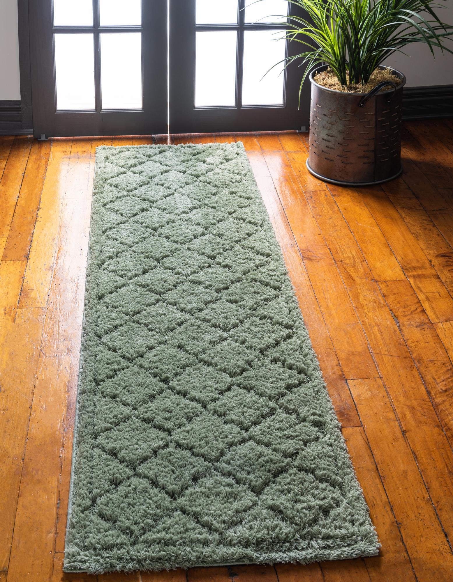 2' x 6' 9 Trellis Shag Runner Rug