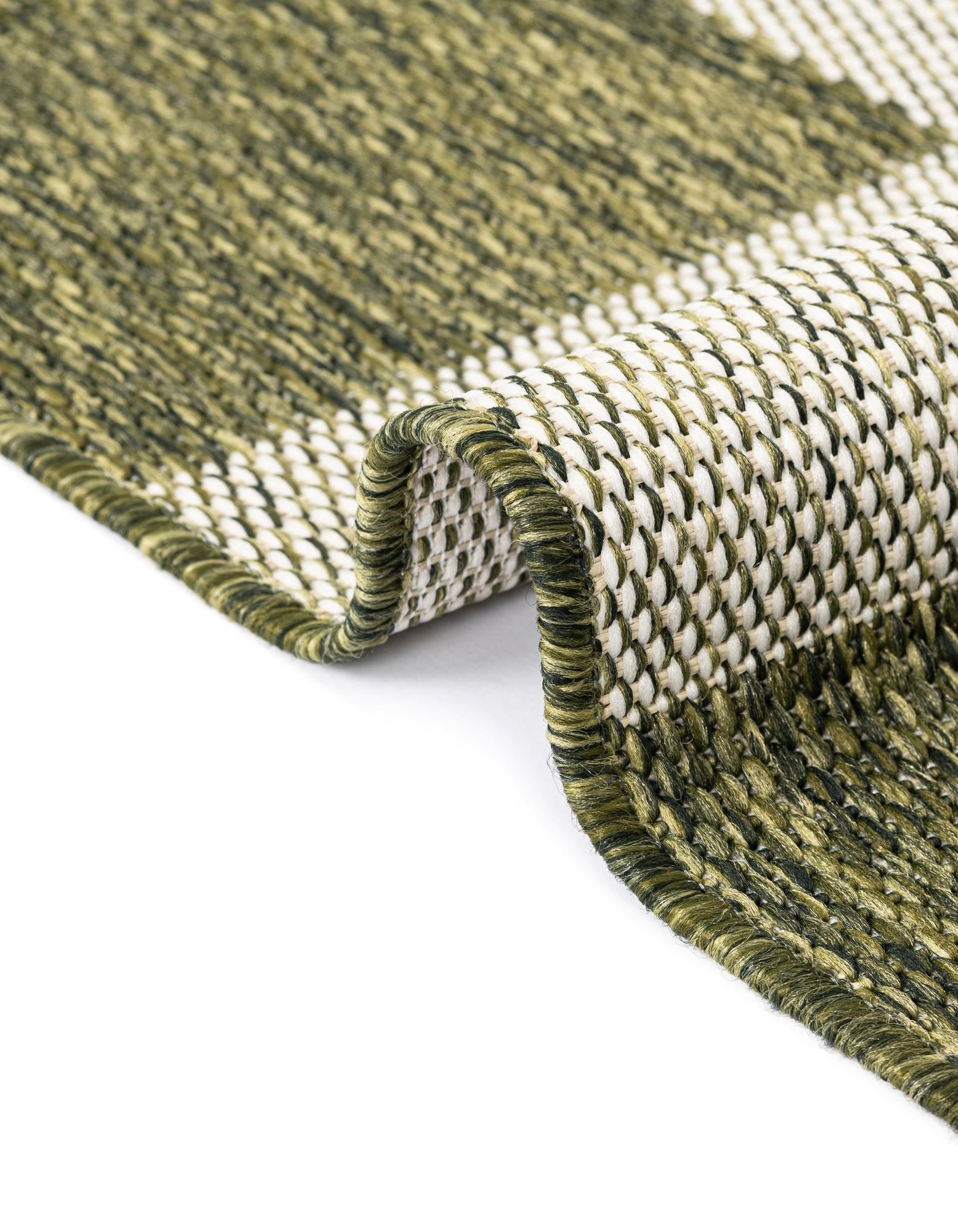 7' 10 x 7' 10 Easy-Clean Checkered Indoor / Outdoor Square Rug