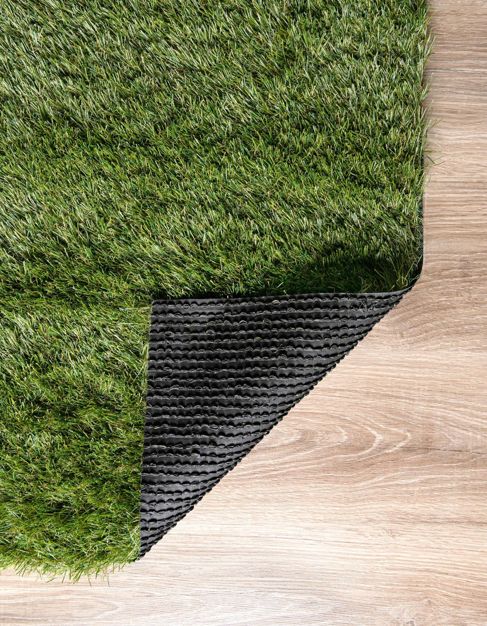 7' 10 x 7' 10 Easy-Clean Grass Indoor / Outdoor Square Rug
