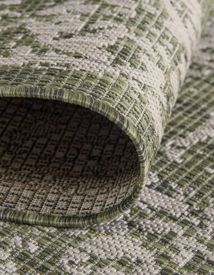 Detail image of 5' 3 x 5' 3  Washable Traditional Indoor / Outdoor Square Rug