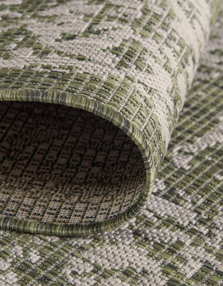 6' x 6' Easy-Clean Traditional Indoor / Outdoor Square Rug