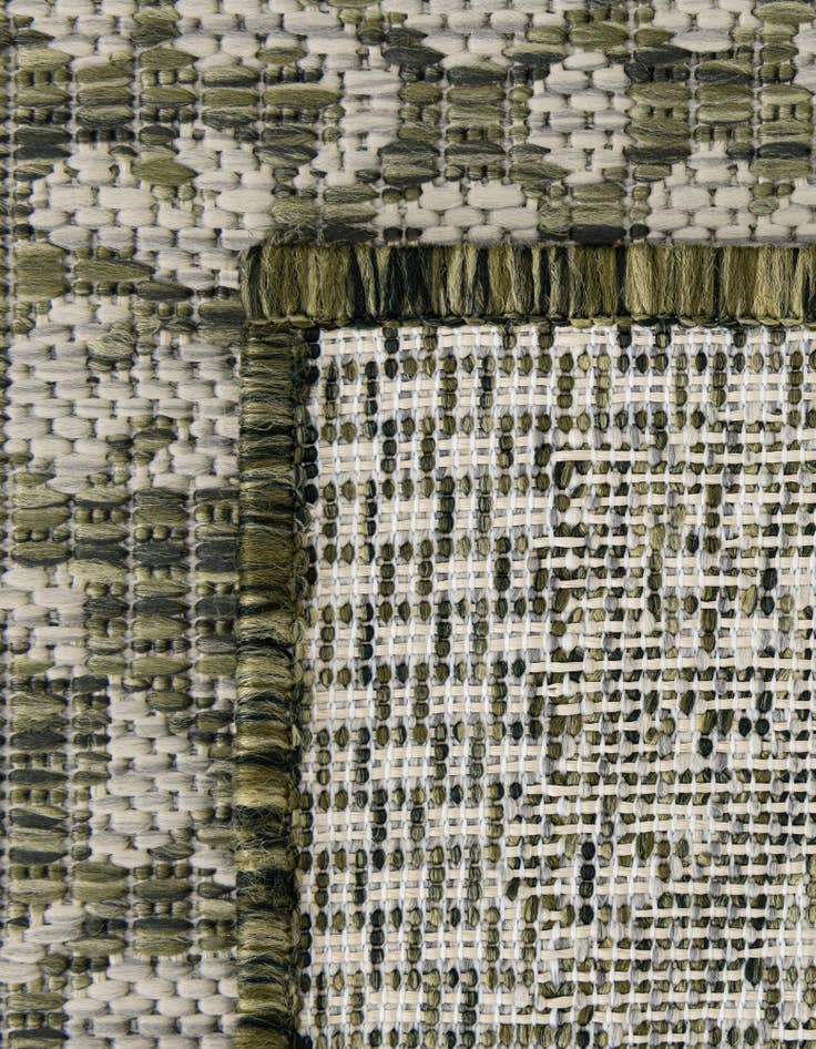 Detail image of 5' 3 x 5' 3  Washable Traditional Indoor / Outdoor Square Rug