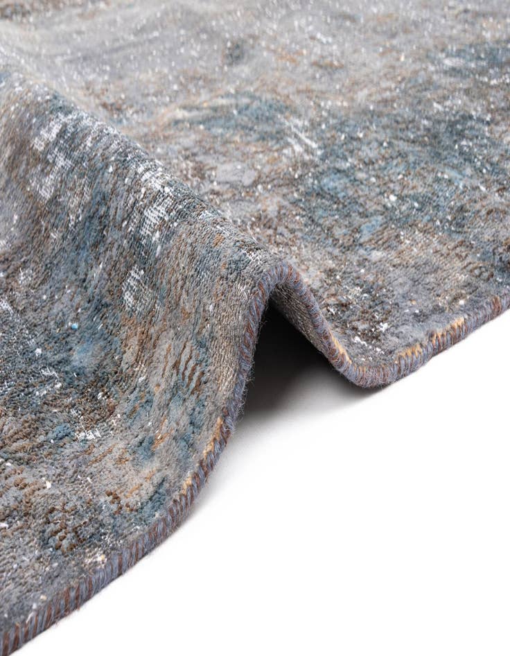 Detail image of 9' 10 x 13' 7 Vintage Royal Wool Rug