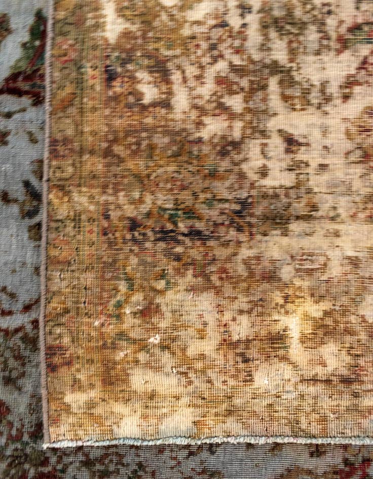 Detail image of 6' 3 x 9' 8 Vintage Royal Wool Rug