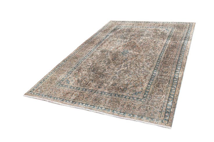 Detail image of 6' 2 x 9' 3 Vintage Royal Rug