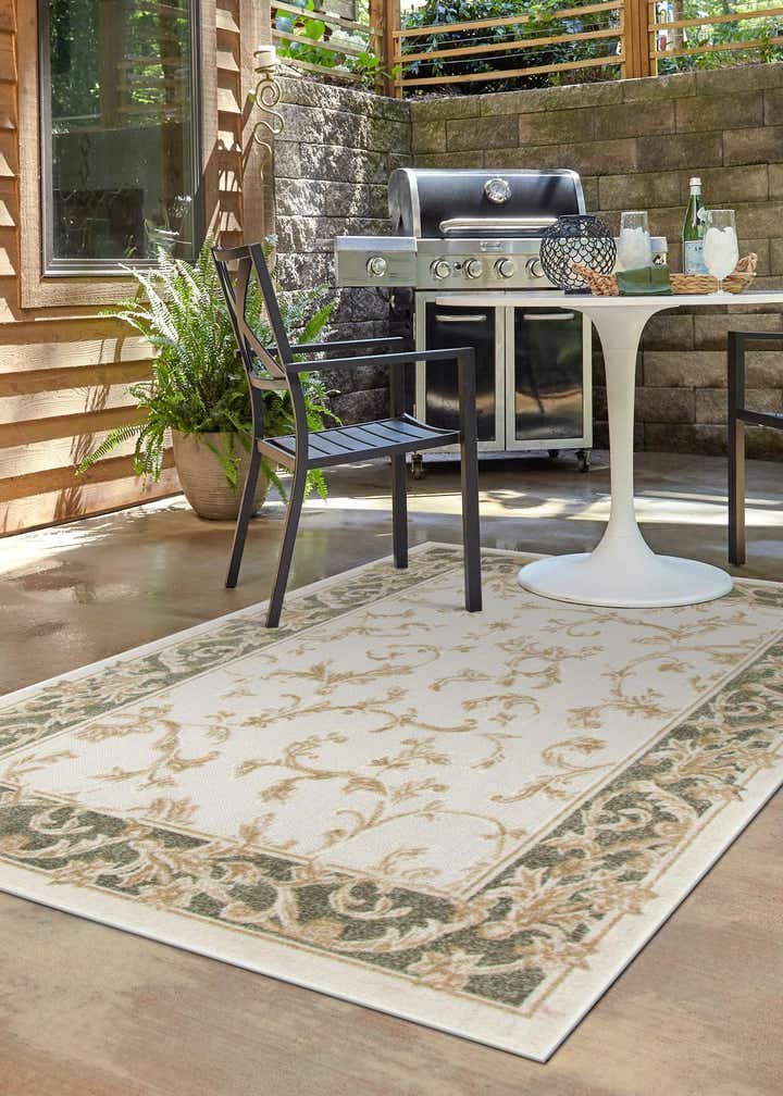 Ivory 4' x 6' Outdoor Botanical Indoor / Outdoor Rug
