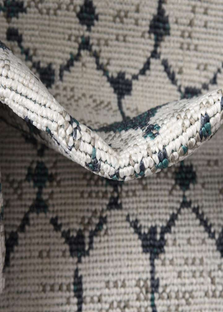 5' 3 x 8' Easy-Clean Lattice Indoor / Outdoor Oval Rug