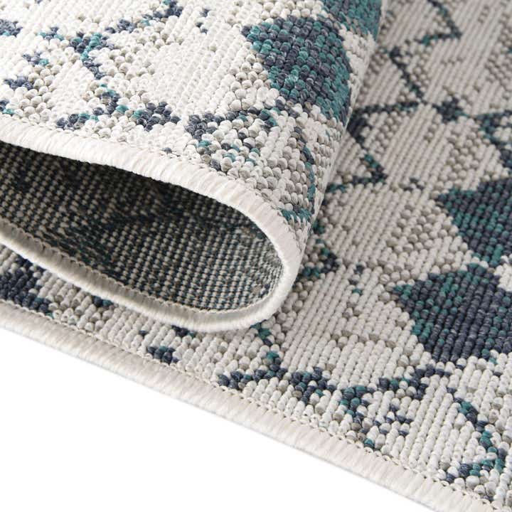 5' 3 x 8' Easy-Clean Lattice Indoor / Outdoor Oval Rug