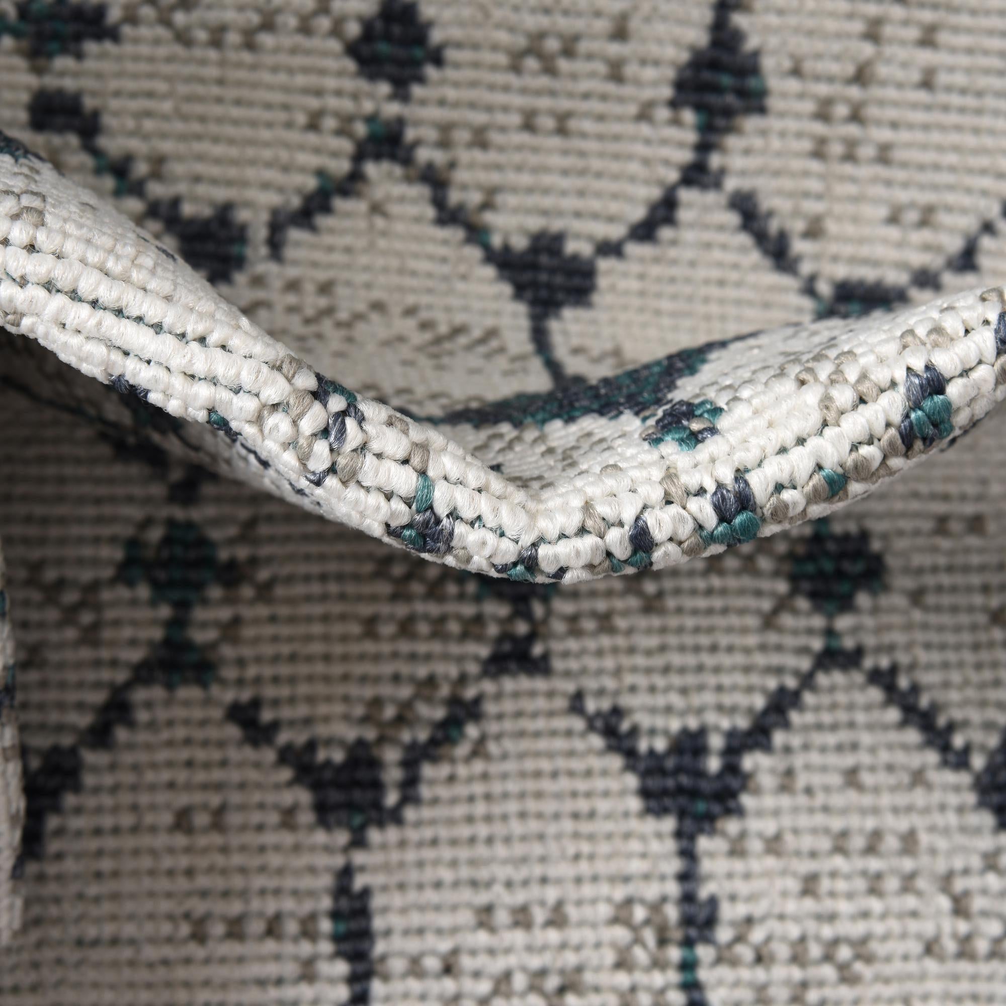 5' 3 x 8' Easy-Clean Lattice Indoor / Outdoor Oval Rug