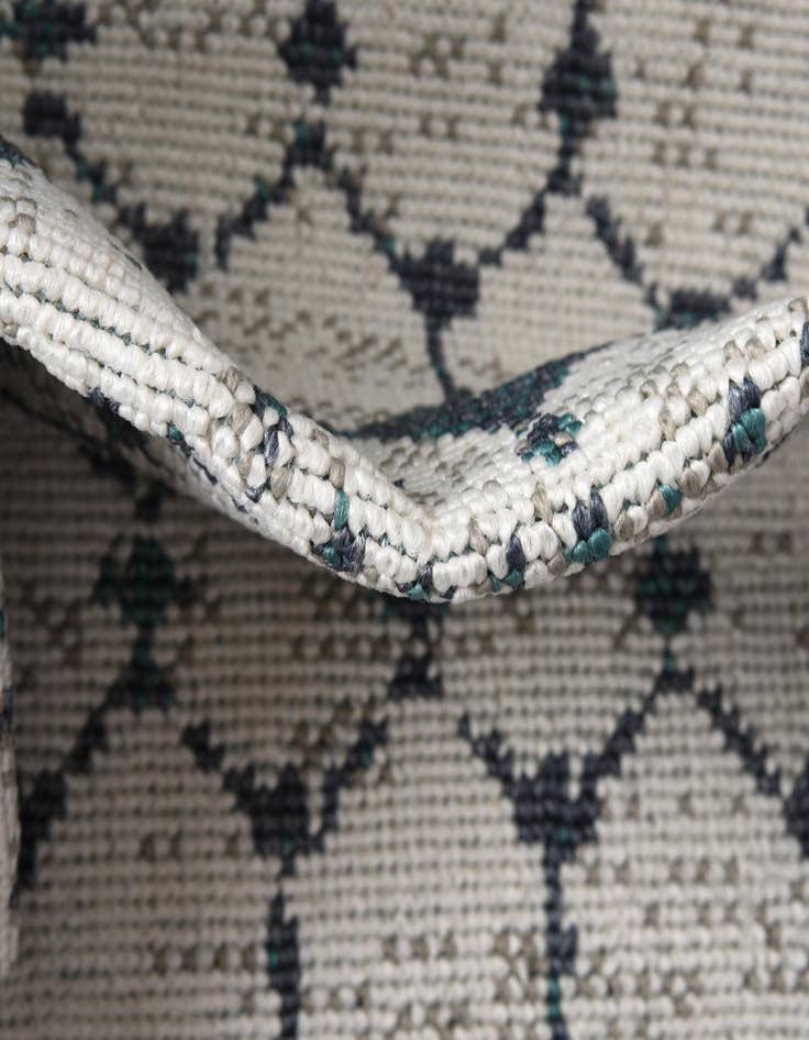 Detail image of 7' 10 x 10'  Washable Trellis Indoor / Outdoor Oval Rug