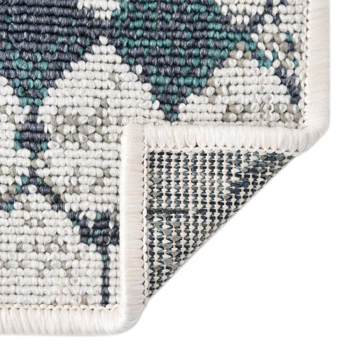Detail image of 6' x 9' Easy-Clean Lattice Indoor / Outdoor Rug