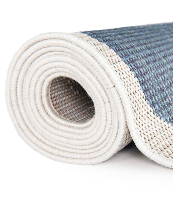 Detail image of 4' 1 x 4' 1 Easy-Clean Baja Indoor / Outdoor Round Rug