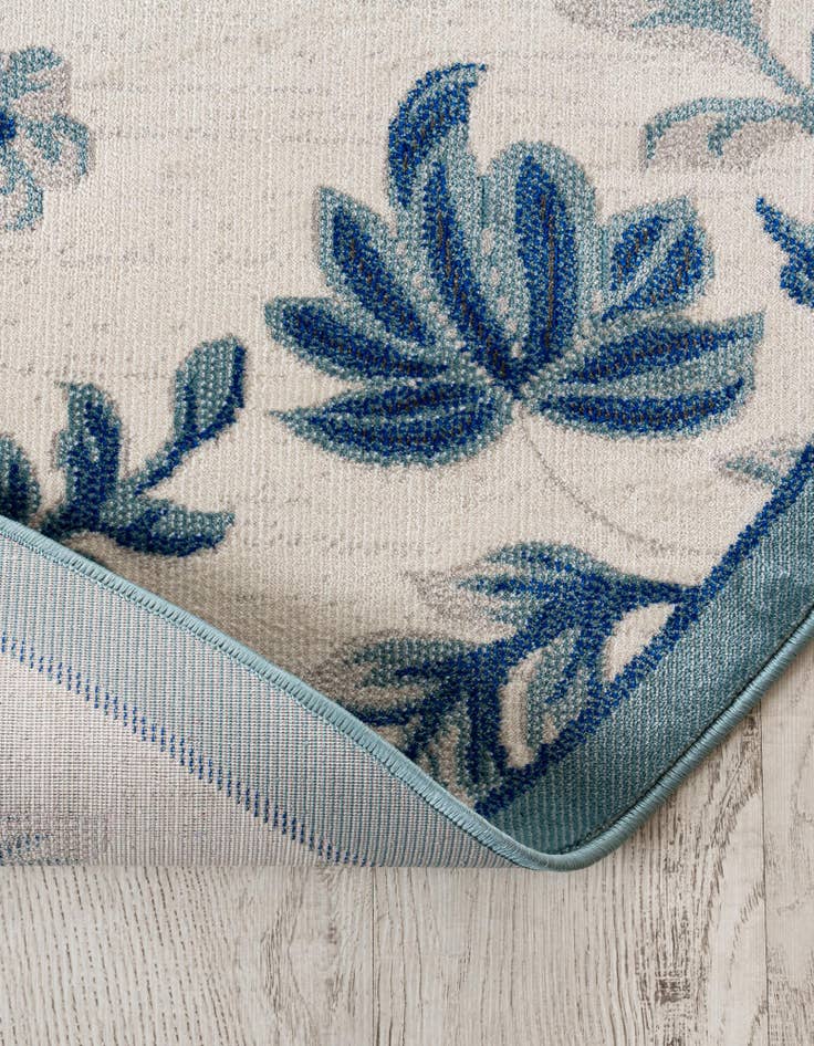 Detail image of 8' x 8' Blossom Round Rug