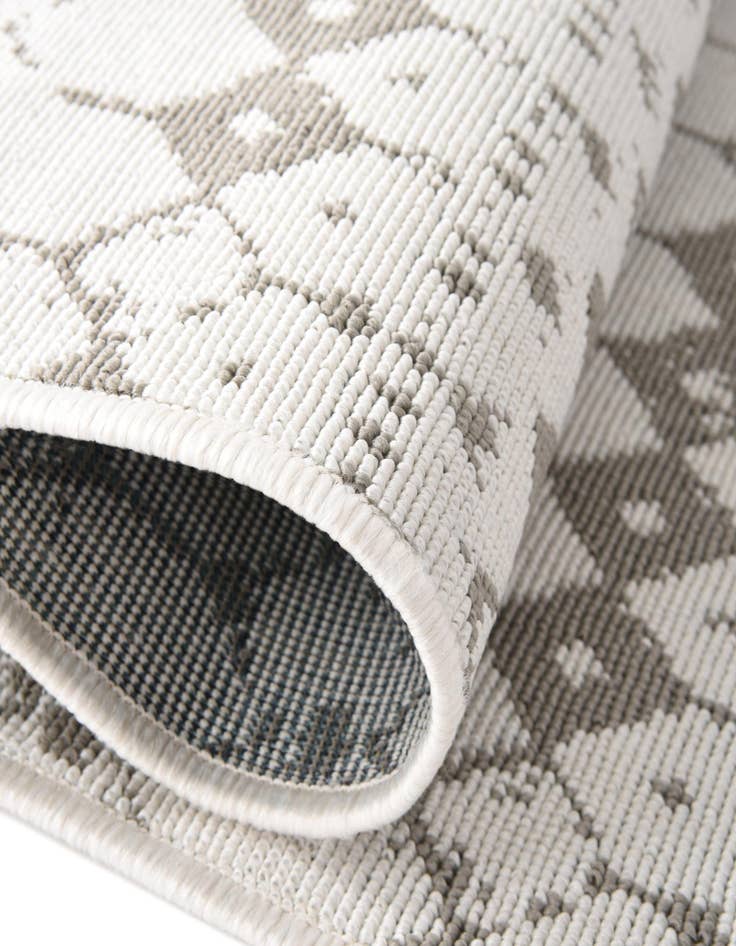 Detail image of 5' 3 x 8' Easy-Clean Lattice Indoor / Outdoor Oval Rug