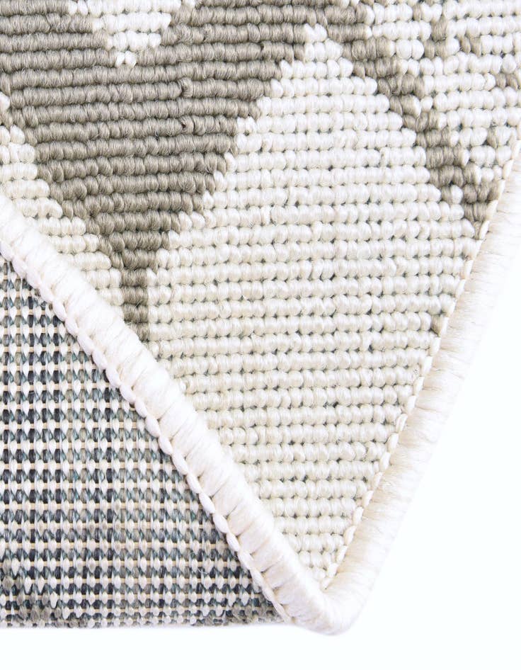 Detail image of 5' 3 x 8' Washable Lattice Indoor / Outdoor Oval Rug